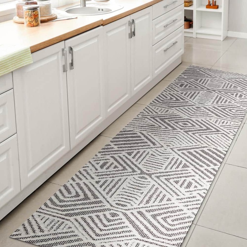 JONATHAN Y Jordan High-Low Pile Art Deco Geometric White/Black 2 ft. x 8 ft. Indoor/Outdoor Runner Rug SBH103A-28