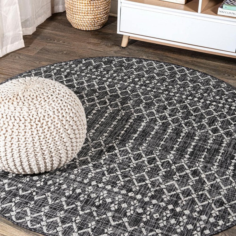 JONATHAN Y Ourika Moroccan Geometric Textured Weave Black/Gray 5′ Round Indoor/Outdoor Area Rug SMB108F-5R
