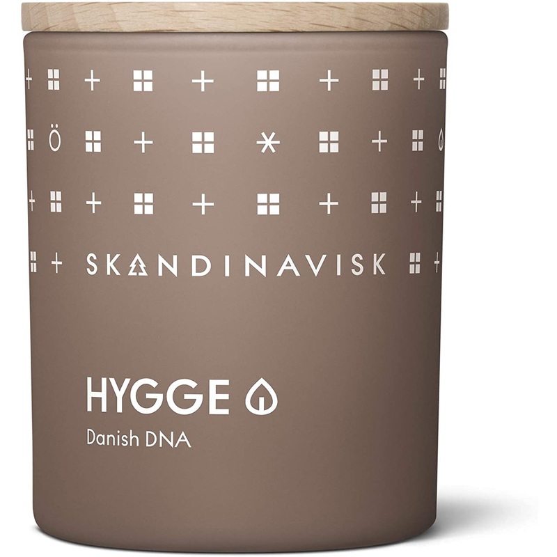 Skandinavisk Hygge ‘Cosiness’ fragrance candle.Fragrance notes: black tea and mint leaves dried apples and a hint of baked cinnamon.200 g.Hygge ‘cosiness’ 200g