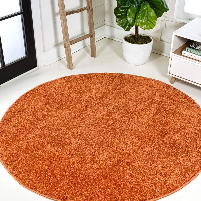 JONATHAN Y Haze Solid Low-Pile Orange 5 ft. Round Area Rug SEU100M-5R