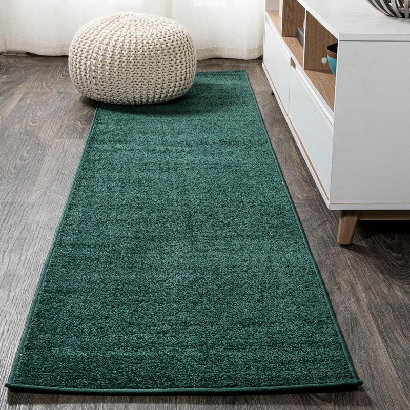 JONATHAN Y Haze Solid Low-Pile Emerald 2 ft. x 10 ft. Runner Rug SEU100L-210