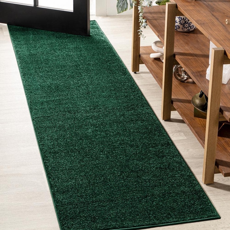 JONATHAN Y Haze Solid Low-Pile Emerald 2 ft. x 14 ft. Runner Rug SEU100L-214