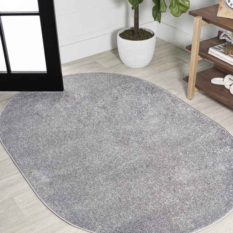 JONATHAN Y Haze Solid Low-Pile Gray 4 ft. x 6 ft. Oval Area Rug SEU100A-4OV