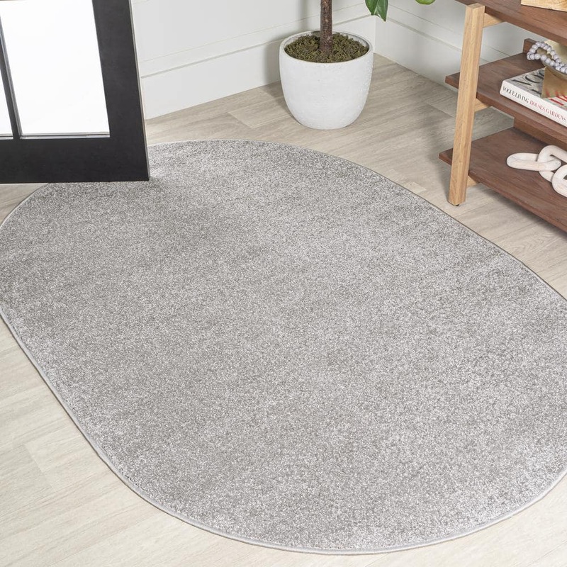 JONATHAN Y Haze Solid Low-Pile Light Gray 5 ft. x 8 ft. Oval Area Rug SEU100K-5OV